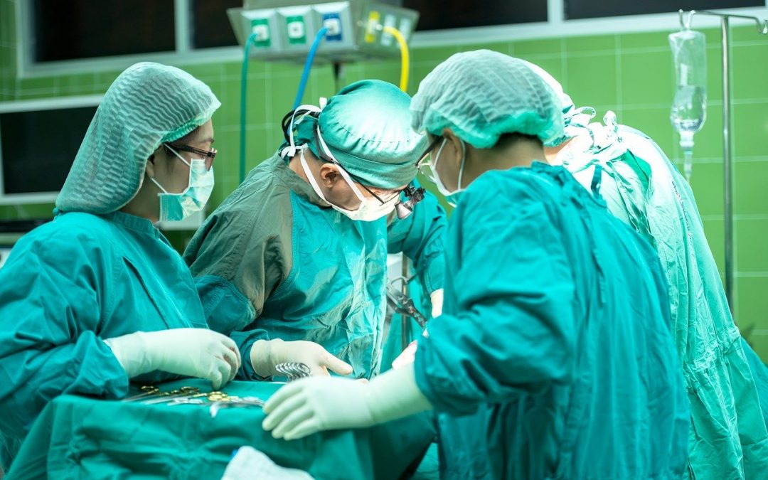 Implantan una válvula cardiaca a través de una arteria en Cádiz